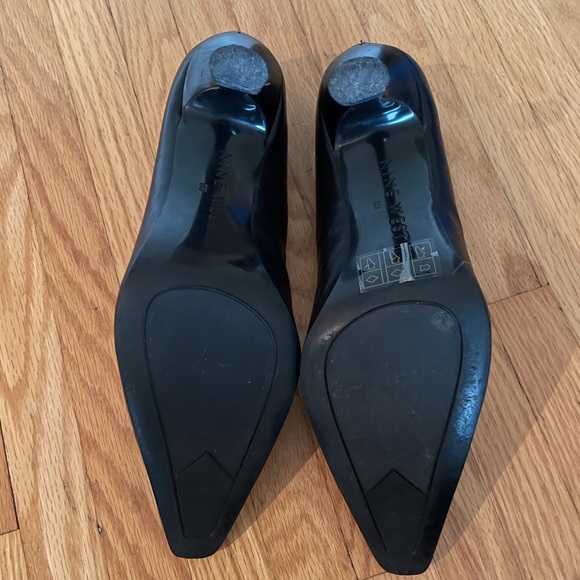 Nine West Size 8 Black leather pumps. - Picture 9 of 14